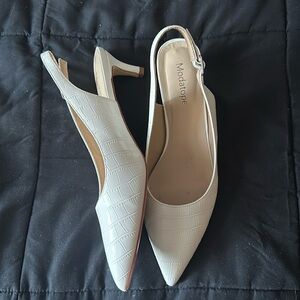 White sling back pointed toe kitten heels✨